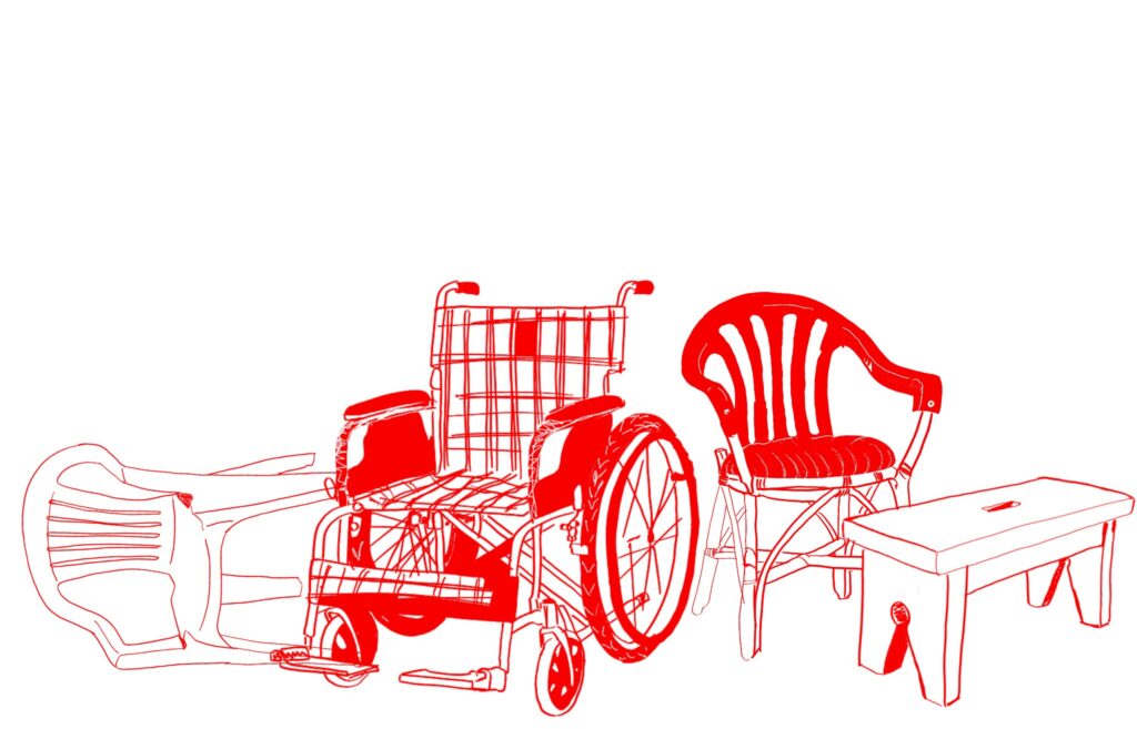 Ilustración que presenta cuatro sillas, de izquierda a derecha, una silla de plástico tirada, una silla de ruedas, una silla de mimbre y por último un banco, haciendo alusión a la diversidad de públicos que visitan el museo.
